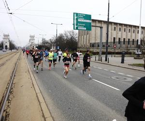 Bieg na Piątkę 2024, Warszawa - zdjęcia. Biegłeś? Szukaj się w galerii!