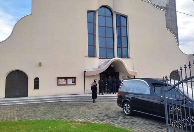 Pogrzeb Izy z Krakowa. Rodzina i przyjaciele żegnają 26-latkę. "My się z siostrą Izabelą spotkamy"