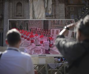Z OSTATNIEJ CHWILI: Rozpoczęło się konklawe 2025 – kardynałowie złożyli przysięgę w Kaplicy Sykstyńskiej