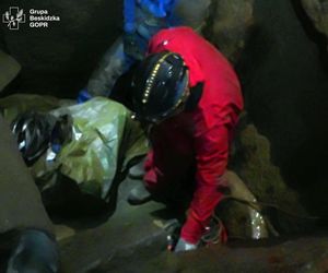 Akcja ratunkowa GOPR w Beskidach. Grotołaz zakleszczony w Jaskini Salmopolskiej