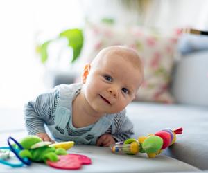 Niemowlę kręci głową na boki - kolejny etap rozwoju czy problem zdrowotny?