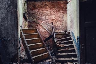 Zabytkowy dworzec w Lubawce wystawiony na sprzedaż. Teraz popada w ruinę 