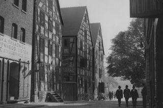 Tak wyglądały spichrze nad Brdą w Bydgoszczy przed pożarem w 1960 roku. Ogień strawił doszczętnie dwa z nich