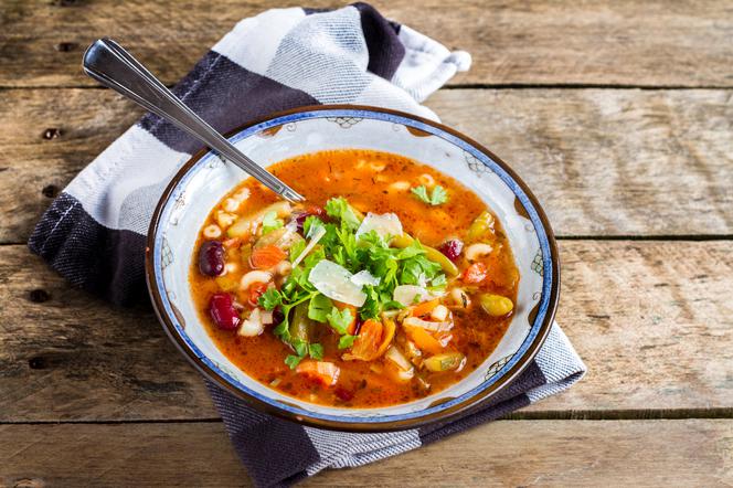 Minestrone - przepis na lekką zupę warzywną