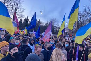 Solidarni z Ukrainą. Tłumy Polaków dołączyły w Warszawie do manifestacji wsparcia [ZDJĘCIA]