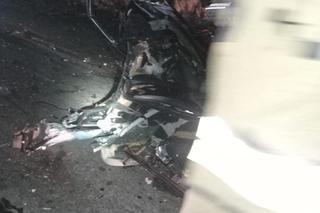 BMW rozpadło się na pół pod Pabianicami. Kierowcy nic się nie stało