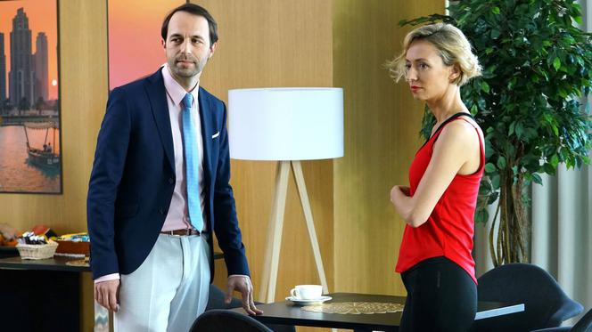 Barwy szczęścia odc. 1925. Anita (Karolina Porcari), Szymon (Maciej Marczewski)