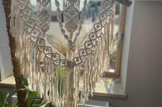 Kijem sznurkiem i pędzlem wypełnia swój czas