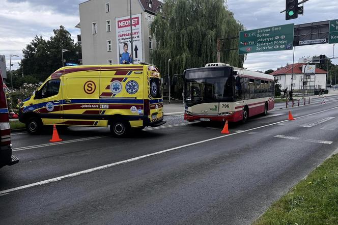 Poważny wypadek w Jeleniej Górze. Samochód zderzył się z autobusem i wjechał w rodzinę