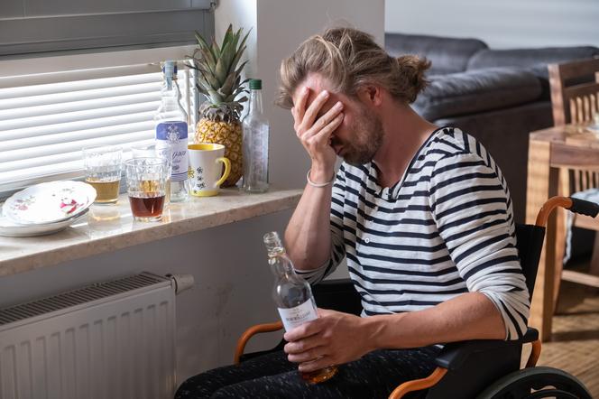 Na Wspólnej odc. 3132 - opis, streszczenie: Adam zdradzony przez Darię zaczyna pić