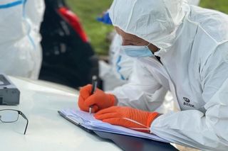 Makabryczne odkrycie. Ciało młodej kobiety w samochodzie