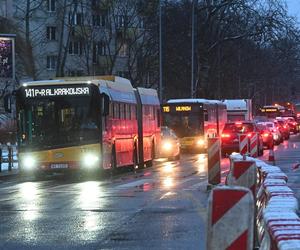 Paraliż na Mokotowie, zamknęli ważne skrzyżowanie. Kierowcy utknęli w korkach, autobusy na objazdach