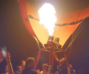 ​Nocny pokaz balonów na lotnisku w Lesznie. Wiatr był za mocny