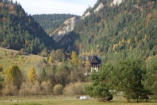 To dawna wieś królewska w Małopolsce. Jest połączona ze słowacką miejscowością