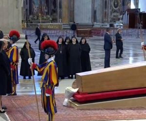 Trump i Zełenski złamali zasady na pogrzebie Franciszka