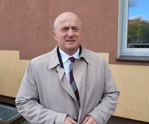 Biała Podlaska. Odsłonięcie tablicy poświęconej ratownikowi medycznemu. 64-latek został śmiertelnie dźgnięty nożem na służbie [ZDJĘCIA]