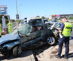 Wypadek w Alejach Jerozolimskich. Samochód uderzył w autobus. Kierowca osobówki nie żyje