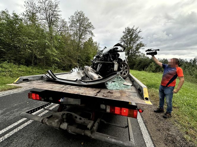 Samochód ciężarowy zderzył się z osobowym autem. Cztery osoby zginęły. Droga zablokowana