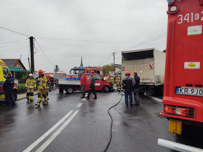 Wypadek w Stróżach. Dostawczak staranowany przez ciężarówkę