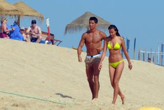 Irina Shayk w bikini, szaleje na plaży razem z Cristiano Ronaldo GORĄCE ZDJĘCIA