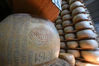Wielka kradzież Parmigiano Reggiano. Wiedzieli dokładnie, co robią. Ponad 100 tys. euro strat