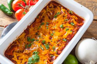 Zapiekanka enchilada z kurczakiem. Pyszny obiad w meksykańskim stylu
