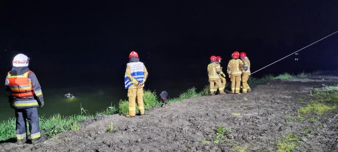 Dankowice: 18-latek wpadł w poślizg. Jego auto wjechało do stawu