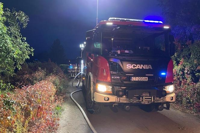 Wóz strażacki Scania w nocy na terenie ogródków działkowych w Zabrzu. O wybuchu i pożarze przeczytasz na Eska Śląskie.