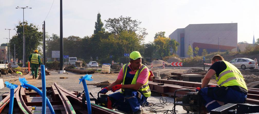  Trwają prace na placu Niepodległości i w rejonie alei św. Jana Pawła II w Toruniu. Drogowcy chwalą się postępami