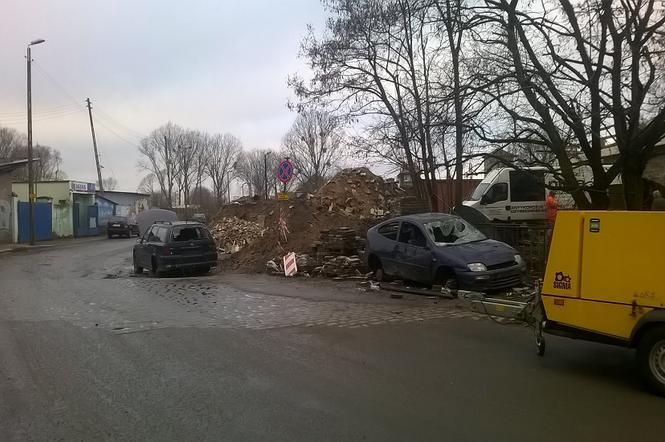 Wraki stoją przy ulicy Nadbrzeżnej.