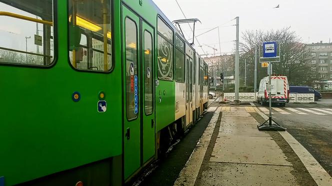 Dlaczego tramwaje jeżdżą tyłem? Dziwne manewry na Rondzie Giedroycia