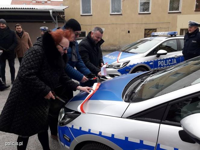 Pięc nowych radiowozów zasiliło flotę Komend Powiatowych Policji w Oławie i w Jaworze. 