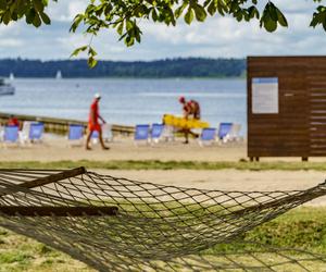 Darmowe leżaki i hamaki na plaży miejskiej w Giżycku. Zobacz zdjęcia