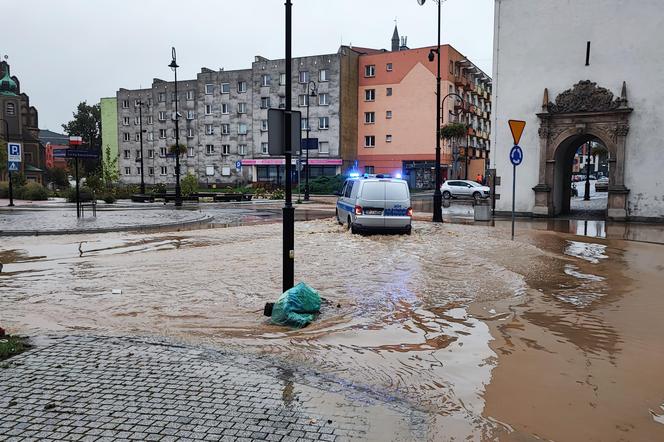 Nysa. W sklepach zaczyna brakować wody. Dwugodzinne kolejki do kas. "Całą noc nie spałam"