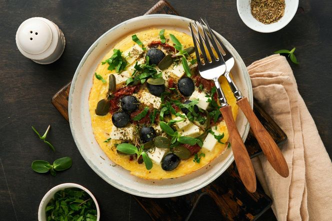 Weź kukurydzę i jajka. Ten błyskawiczny omlet to mnóstwo smaku i aromatu