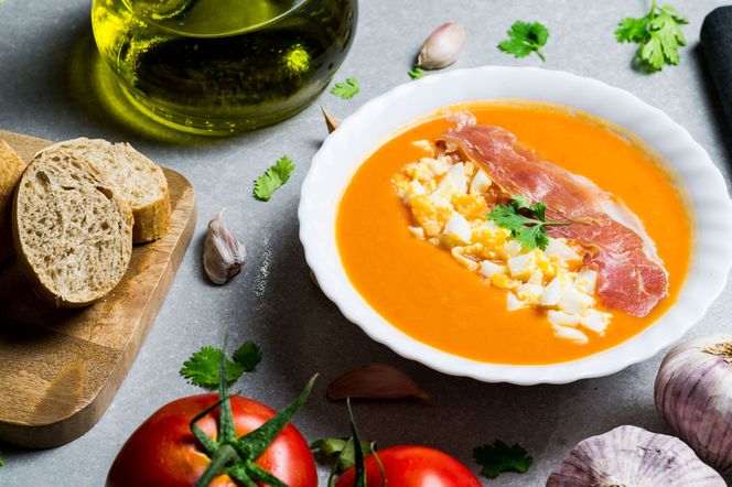 Salmorejo - oryginalny andaluzyjski chłodnik z pomidorów, z szynką i jajkiem [WIDEO]