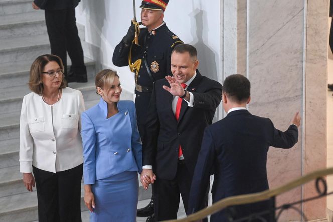 Prezydent elekt Karol Nawrocki z małżonką Martą Nawrocką, marszałek Senatu Małgorzata Kidawa-Błońska oraz marszałek Sejmu Szymon Hołownia w Sejmie