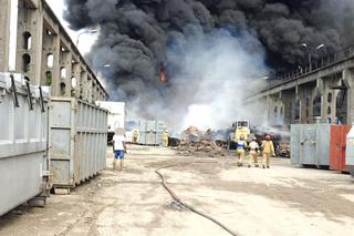 Pożar składowiska odpadów w Woli Łaskiej! Poprzedził go ogromny wybuch [ZDJĘCIA]
