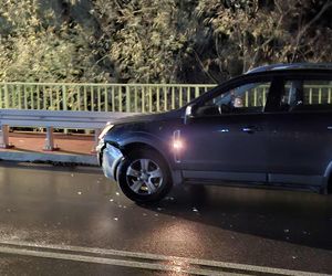 Szalony rajd pijanego kierowcy w Brodach. Uszkodził trzy auta, skończył na drzewie