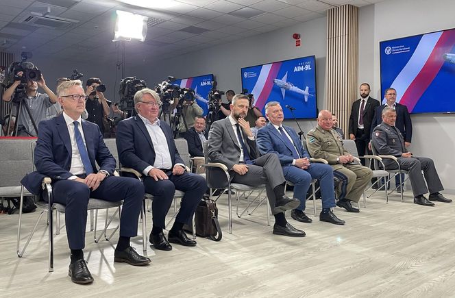 Podpisanie umowy na wozy ewakuacji medycznej KTO Rosoma i rakiet do FA-50