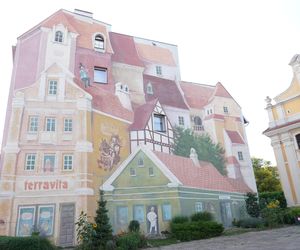 To najsłynniejszy mural w Poznaniu. Jest wizytówką zabytkowej dzielnicy