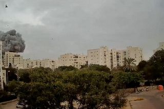 Wielki atak na Izrael! Na zdjęciach widać, jak rakieta trafia w blok