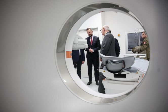 Nowoczesny tomograf w krakowskim szpitalu wojskowym. Sprzęt z funduszy KPO zaprezentował szef MON