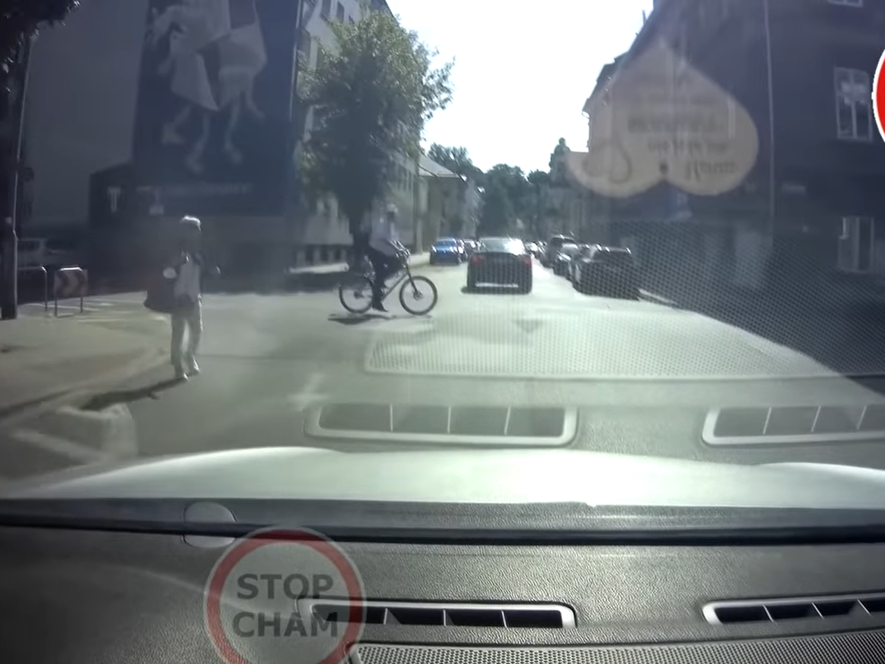 Dlaczego pan nie ustąpił? Bo jadę na ROWERZE ku***. Kłótnia kierowcy z rowerzystą to hit sieci! [WIDEO]