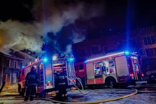 Nocny pożar na pl. Wałowym w Gdańsku. Strażacy gasili ogień do rana