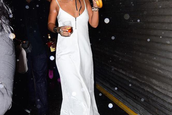 Rihanna w białej sukience