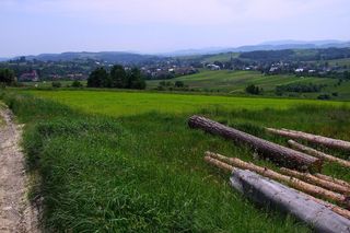 Uchodzi za jedną z najpiękniejszych wsi w Małopolsce. Zamieszkał w niej pustelnik