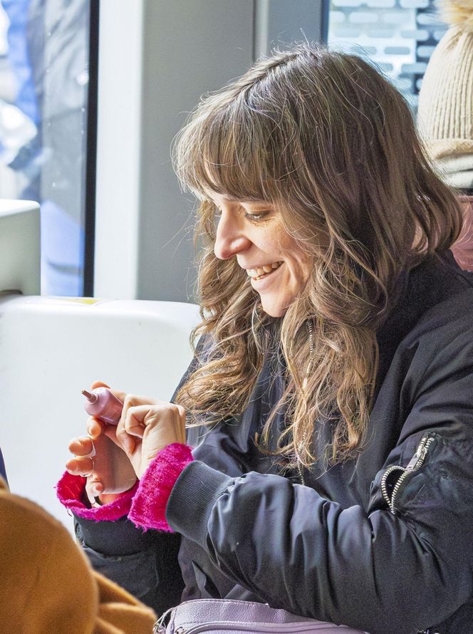 Jachira maluje się w tramwaju