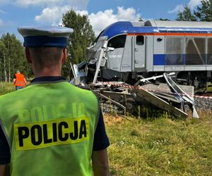 Tragiczny wypadek w Olszynach. Bus zderzył się z pociągiem. Nie żyje kierowca