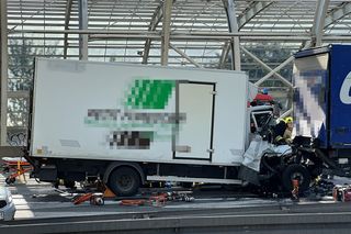  Karambol na S8 w Warszawie. 4 ciężarówki rozbite, jedna osoba zakleszczona